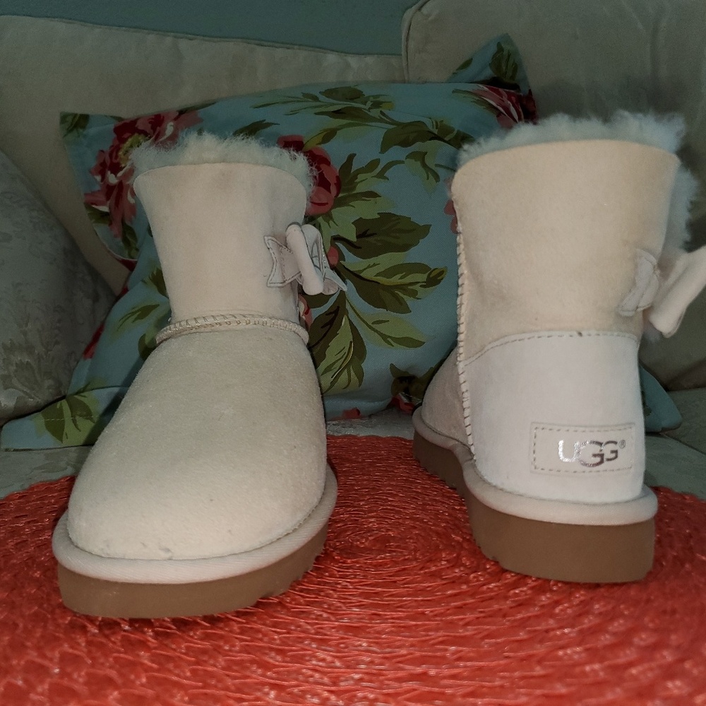 Genuine uggs. Size 5 in womens. Cream white.